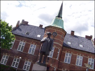 Det gamle rådhus med statuen af Michael Drewsen