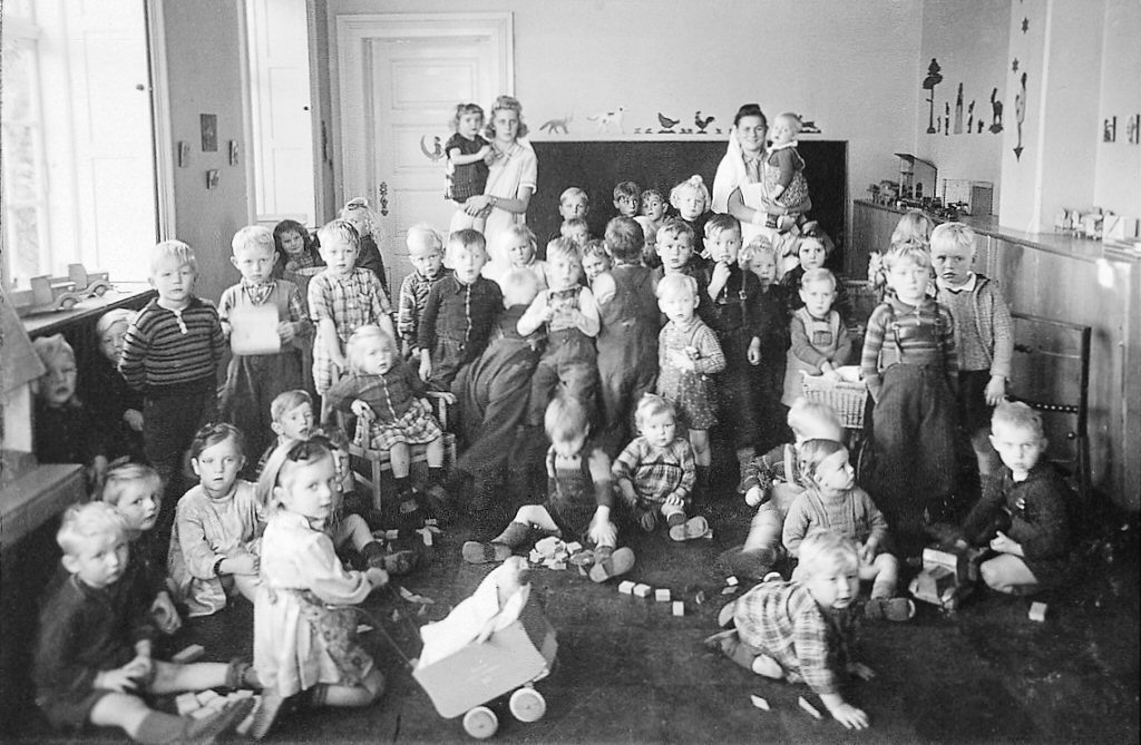 Børn og hjælpere i Dr. Louises Asyl på Silkeborg Hovedgård i 1940