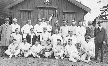 SIF's kricketspillere i fuld udrustning foran klubhuset i 1925