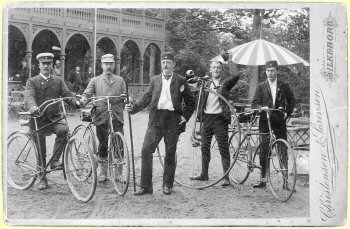 Bestyrelsen for Silkeborgs første cykelklub opstillet foran Lunden