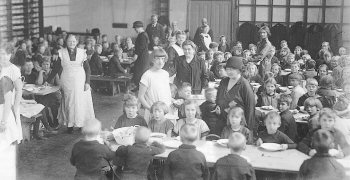 Billedet viser skolebespisning i 1926